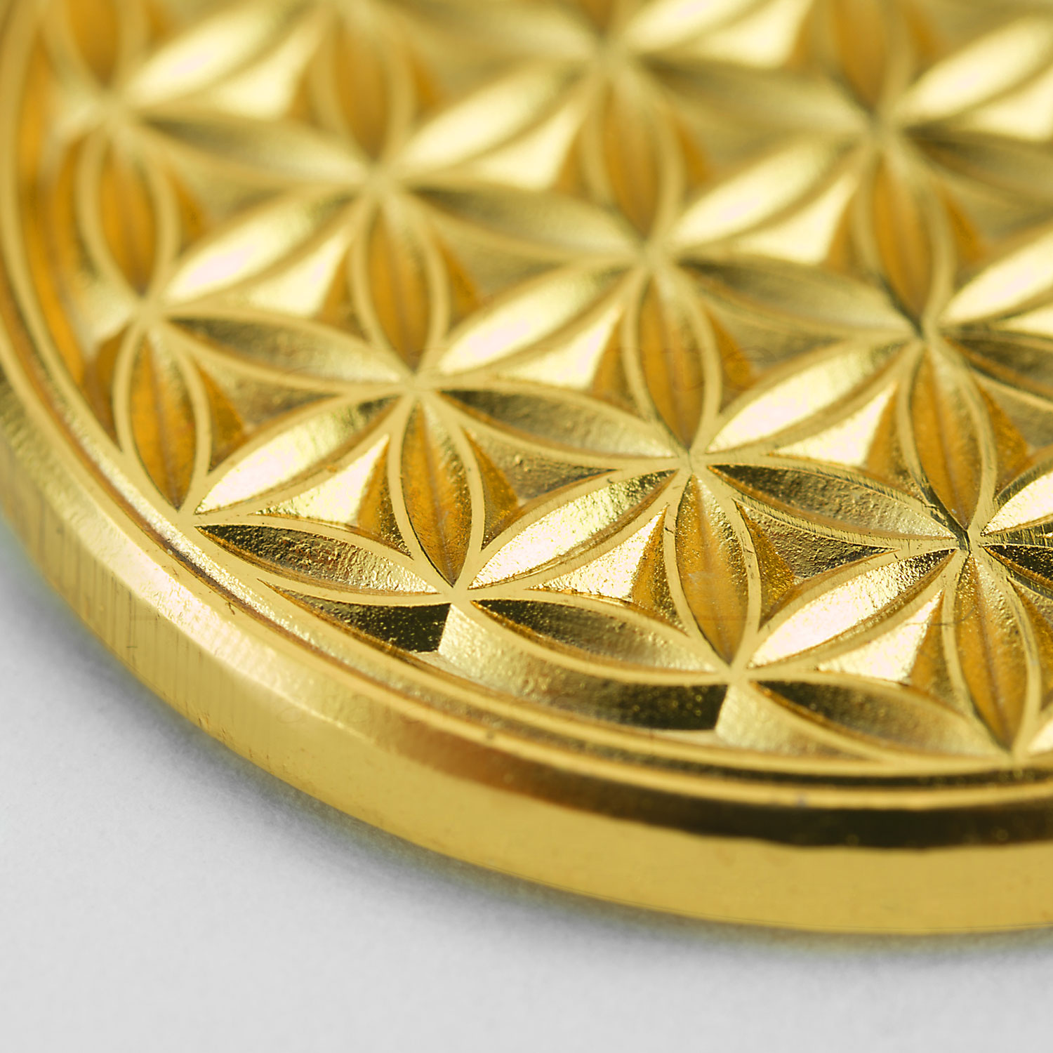 Blume des Lebens Glücksmünze "Alles Liebe" im Organzasäckchen | Farbe gold | Münze, Detailansicht | EnerChrom® ist eine Marke von atalantes spirit®