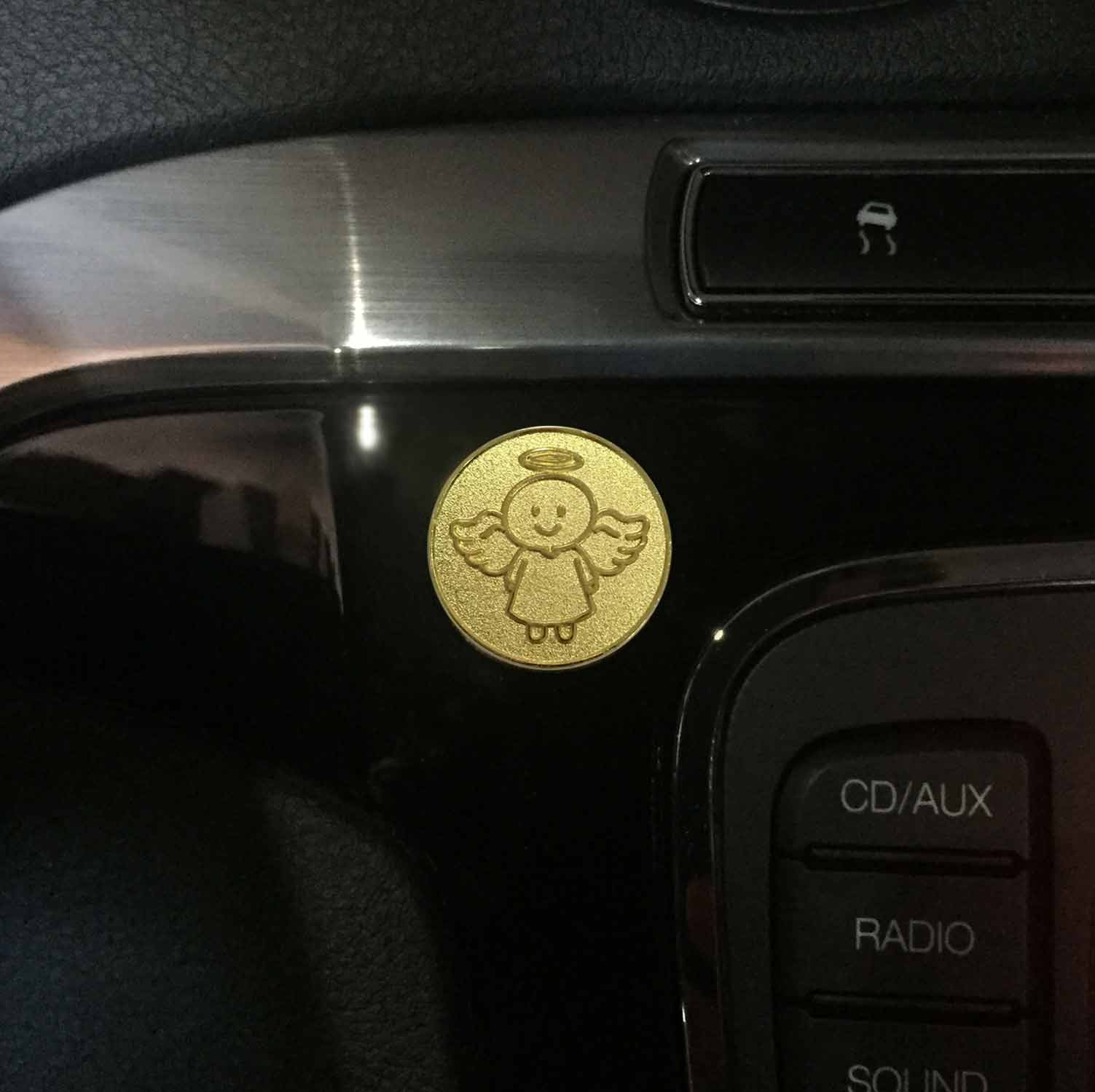Schutzengel Smiling Paul Auto-Magnet als Glücksbringer | Farbe gold | Anbringung im Cockpit | designed by atalantes spirit®