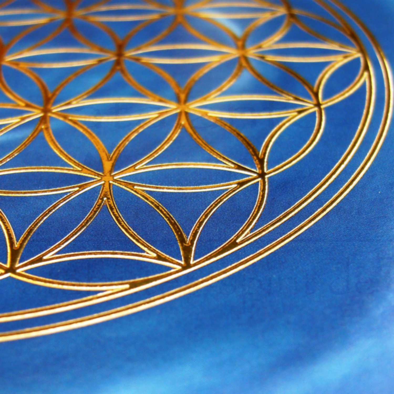 Blume des Lebens Postkarten mit goldener Reliefprägung | Detailansicht | Stirnchakra dunkelblau | designed by atalantes spirit®