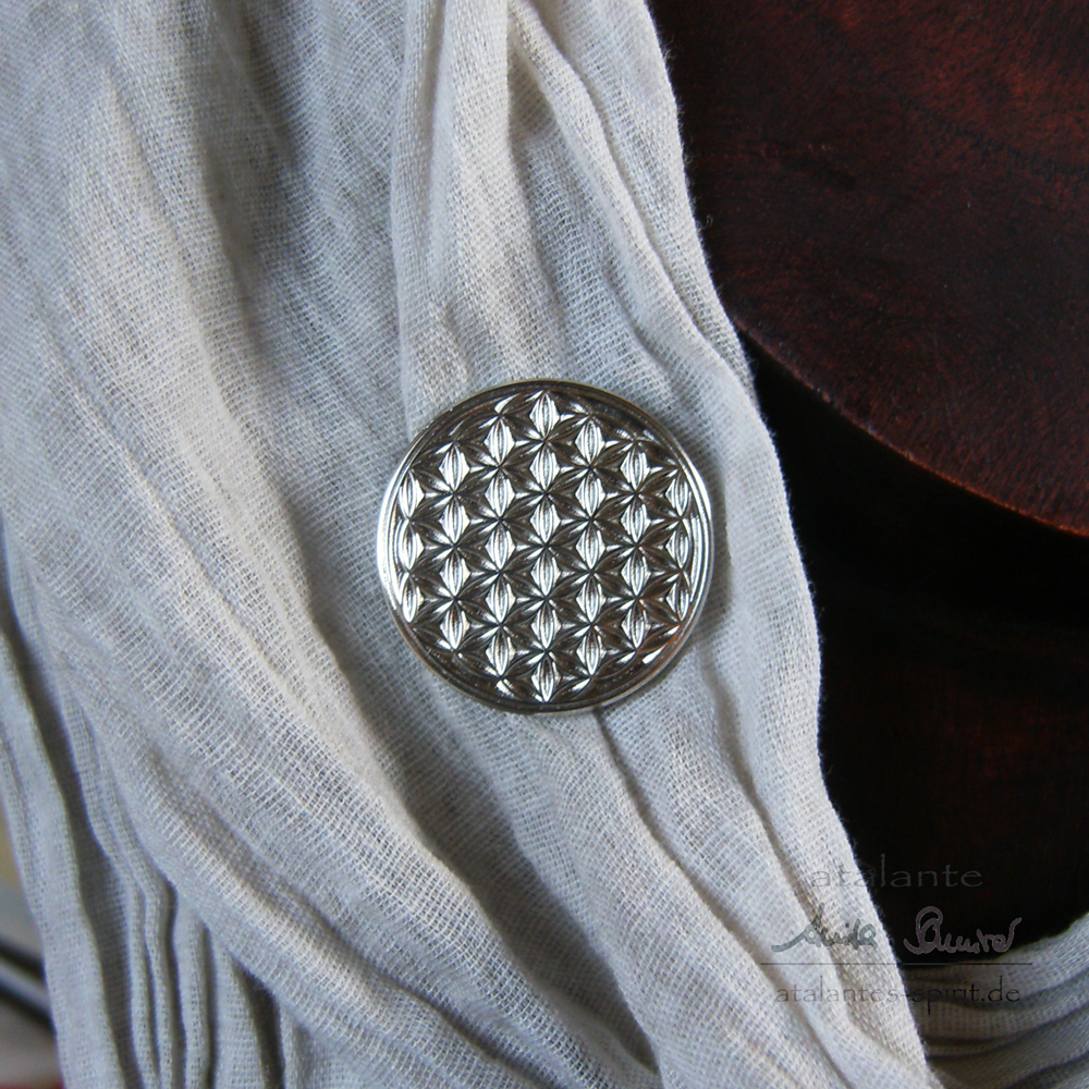Blume des Lebens Kleider-Button mit Neodym-Magnet auf Tuch | Front-Ansicht männlich | designed by atalantes spirit®